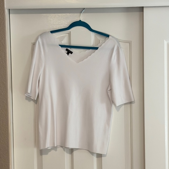 Elegant White V-Neck Women's Top - Picture 1 of 5